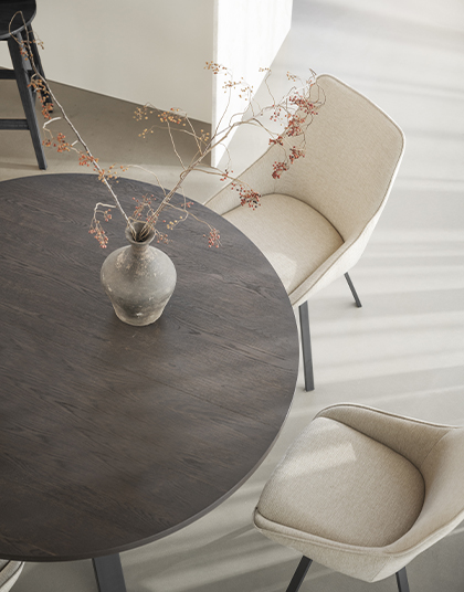 Brunt matbord med beigea stolar