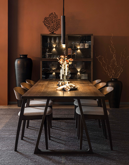 Brunt matbord med stolar