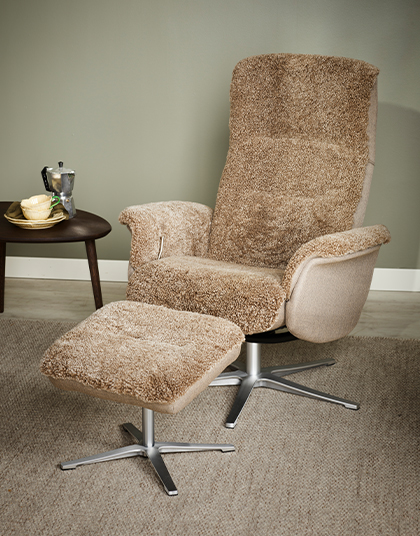 Brun fårskinnsfåtölj med fotpall