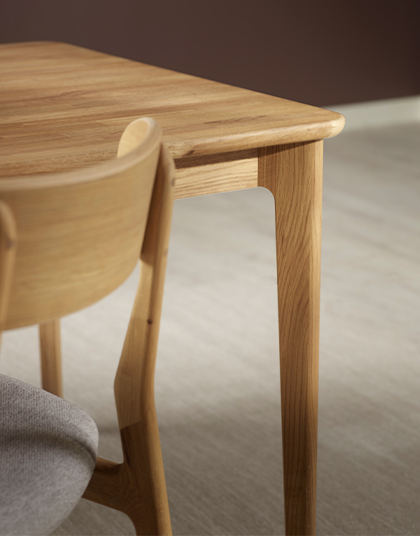 Matbord och stol i oljad ek