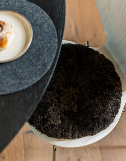 Stol med brun fårskinnsdyna