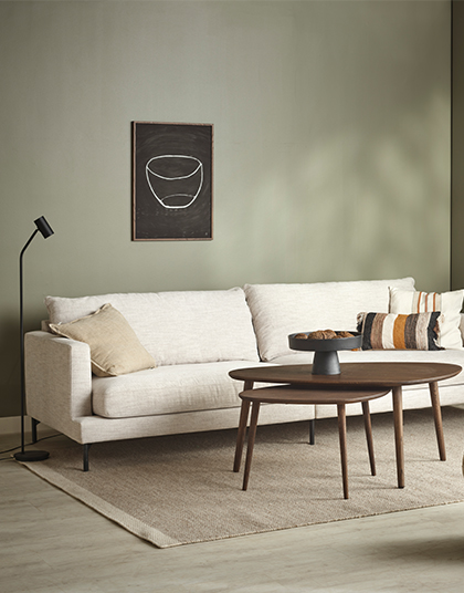 Beige soffa i grönt rum