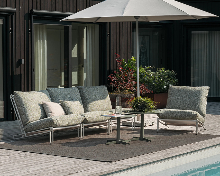 Utemöbler soffa och fåtölj vid en pool