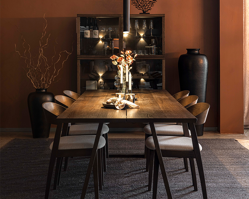 Brunt matbord med stolar i butik