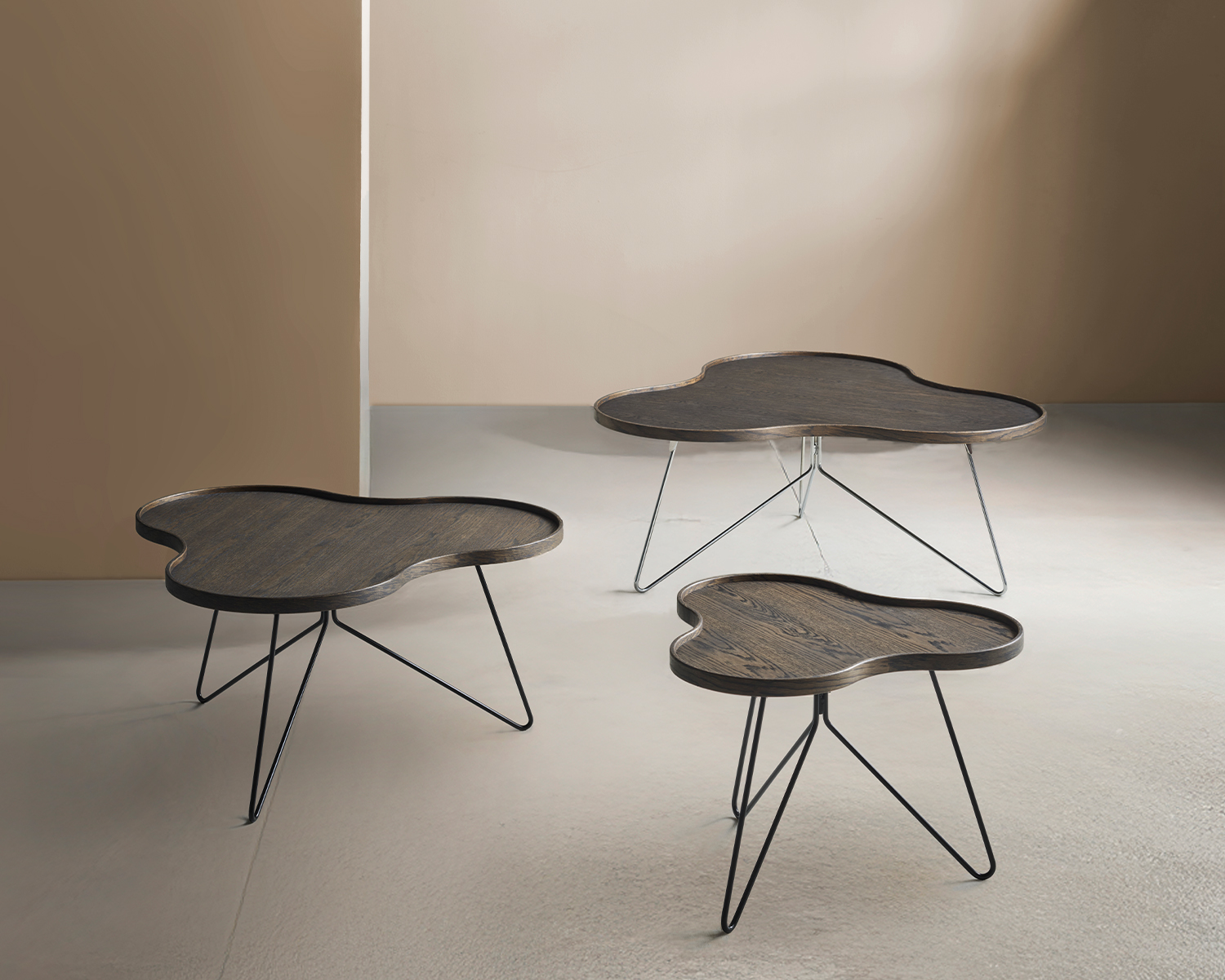 Swedese Flower bord i rökoljat trä