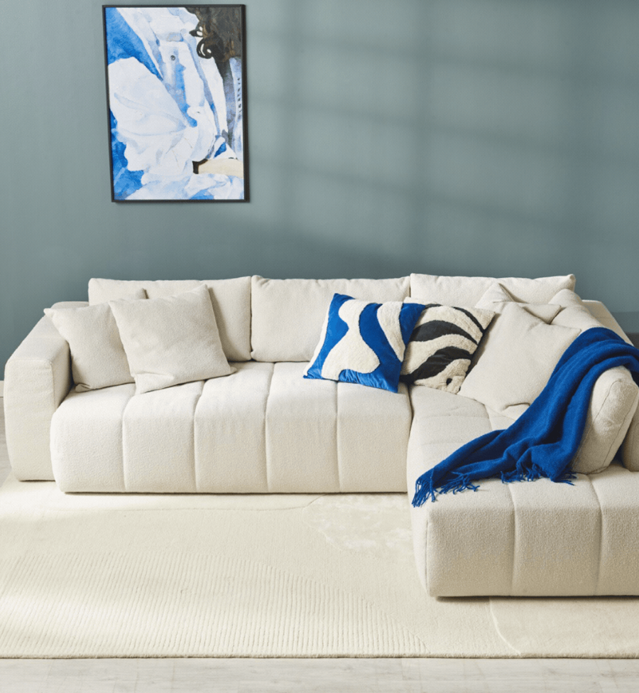 Beige bäddsoffa i ett blått rum