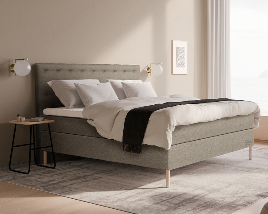 Beige säng från Jensen i ett sovrum