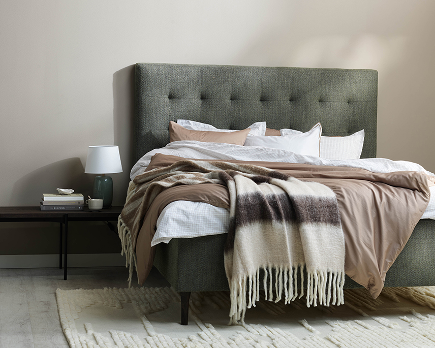 Grön säng med sänggavel