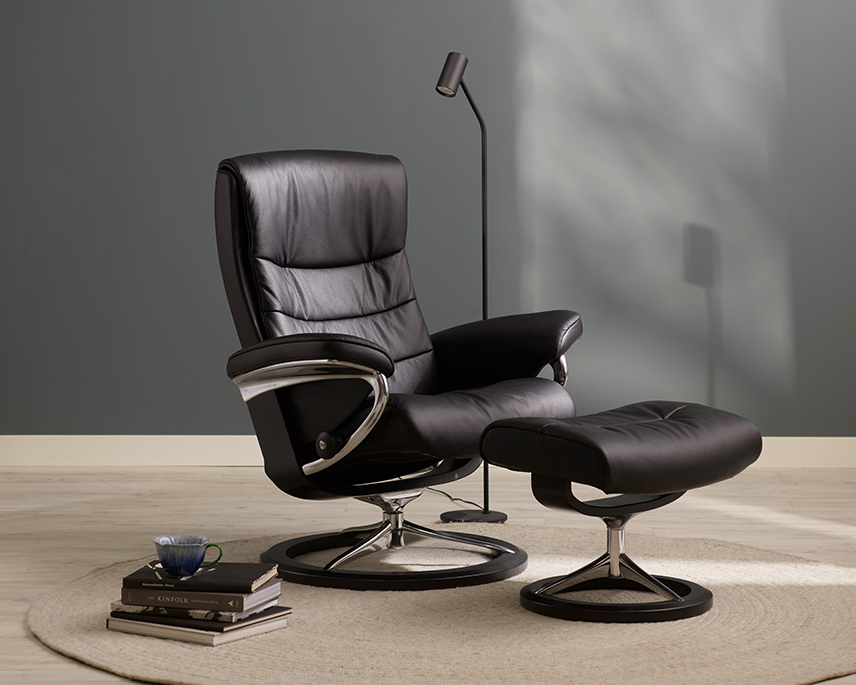 Svart läderfåtölj med fotpall från Stressless