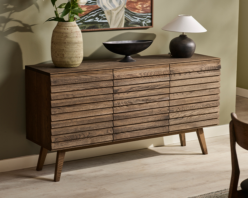 Brunt sideboard med struktur