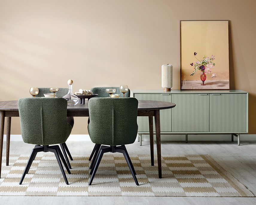 Brunt matbord med gröna stolar och grön förvaring
