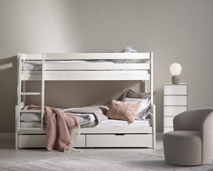 Våningssäng vit i ett rosa rum