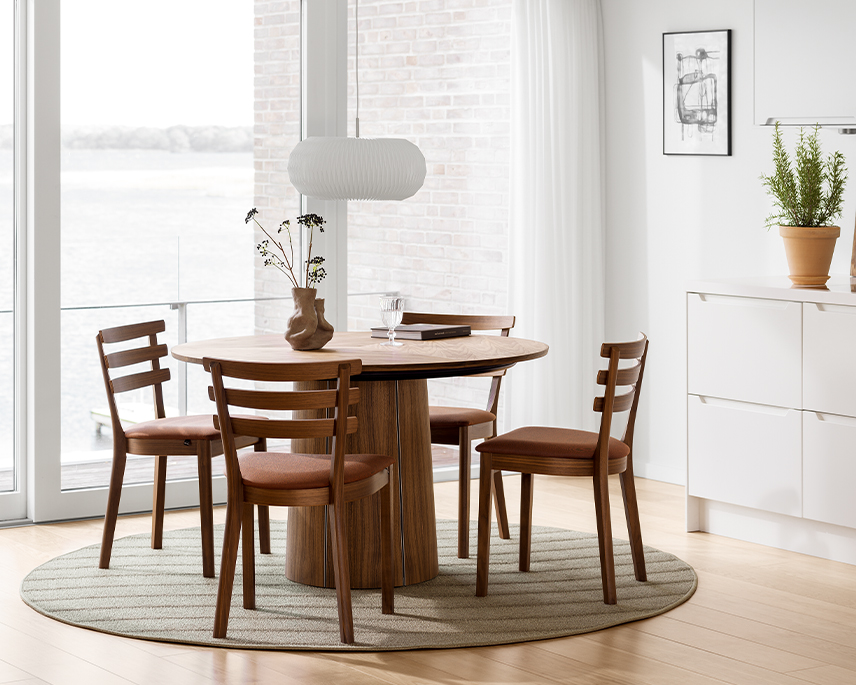 Runt matbord i valnöt Skovby