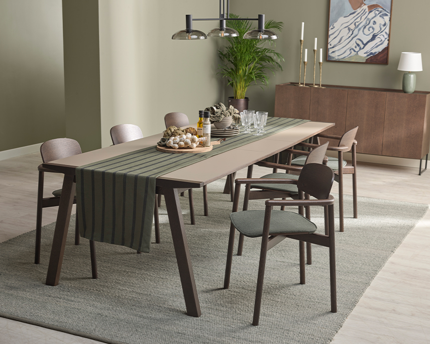 Bruna matstolar till brunt bord 