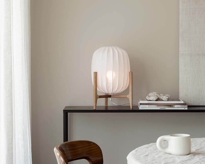 Bordslampa i linnetyg