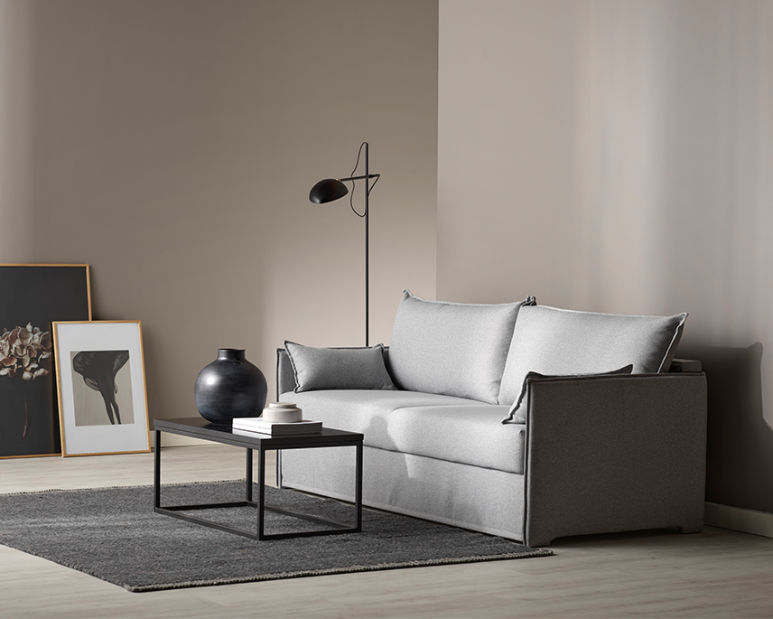 Grå bäddsoffa i beige rum