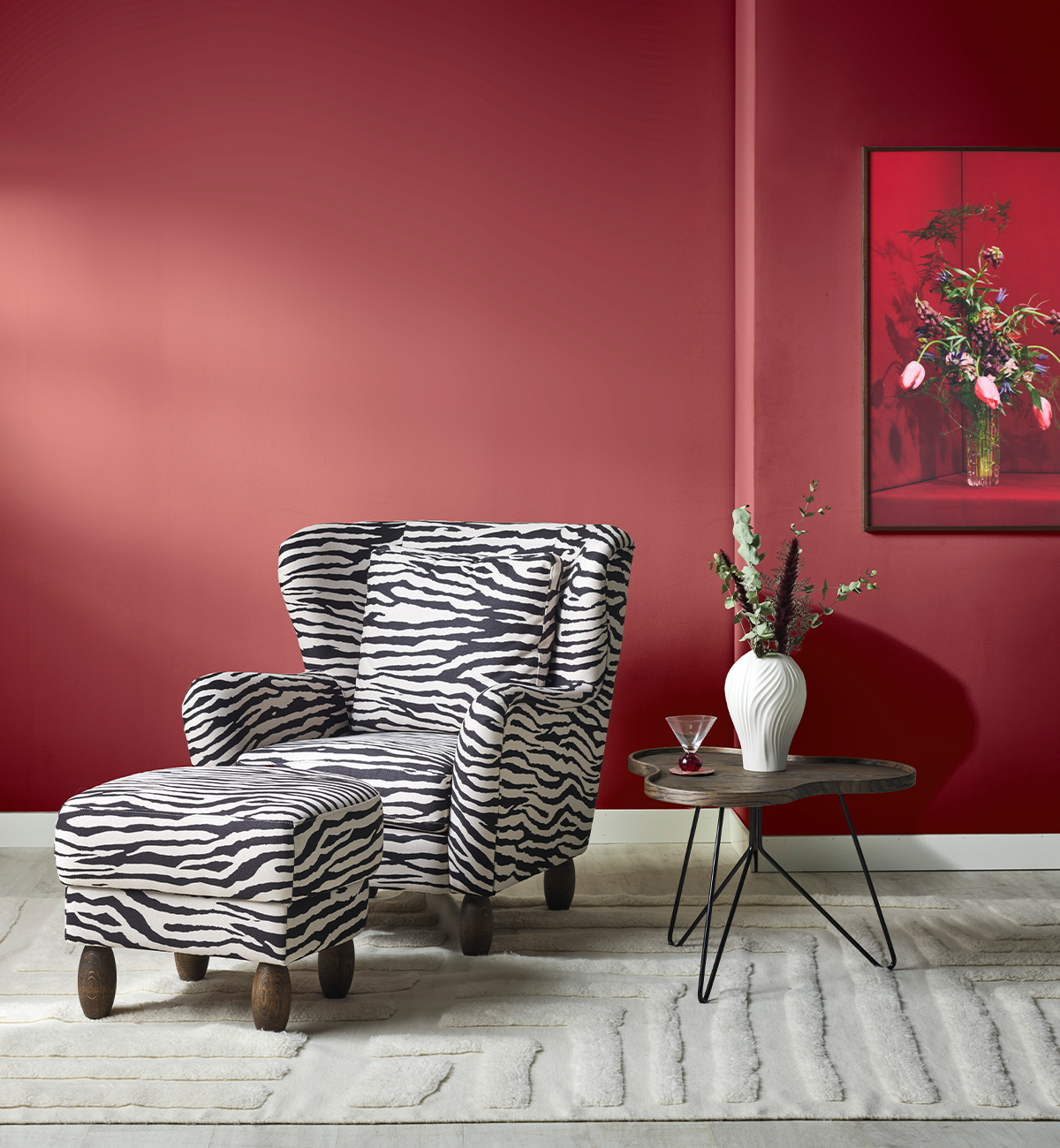 Fåtölj i zebramönster med röda väggar