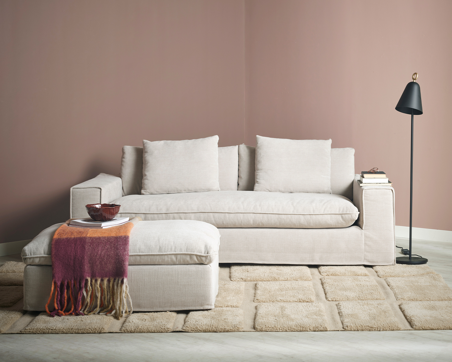 Beige soffa i rosa rum