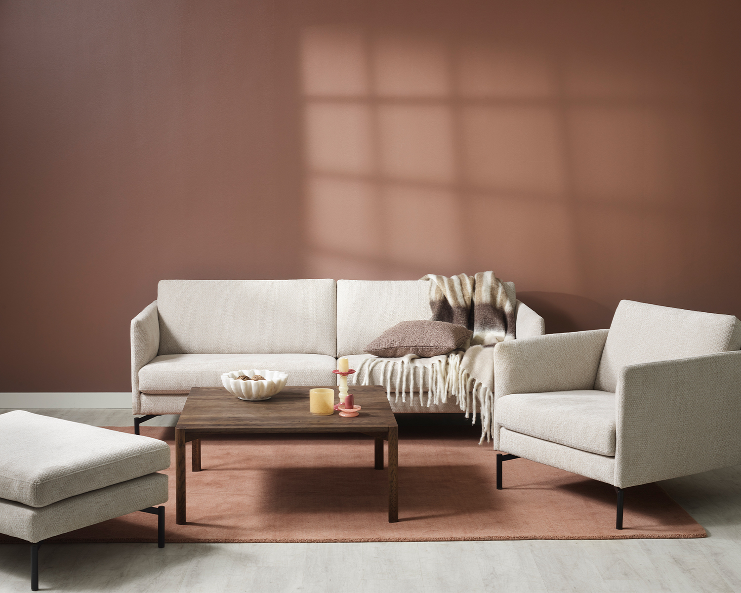 Beige soffa med brunt soffbord i rosa rum