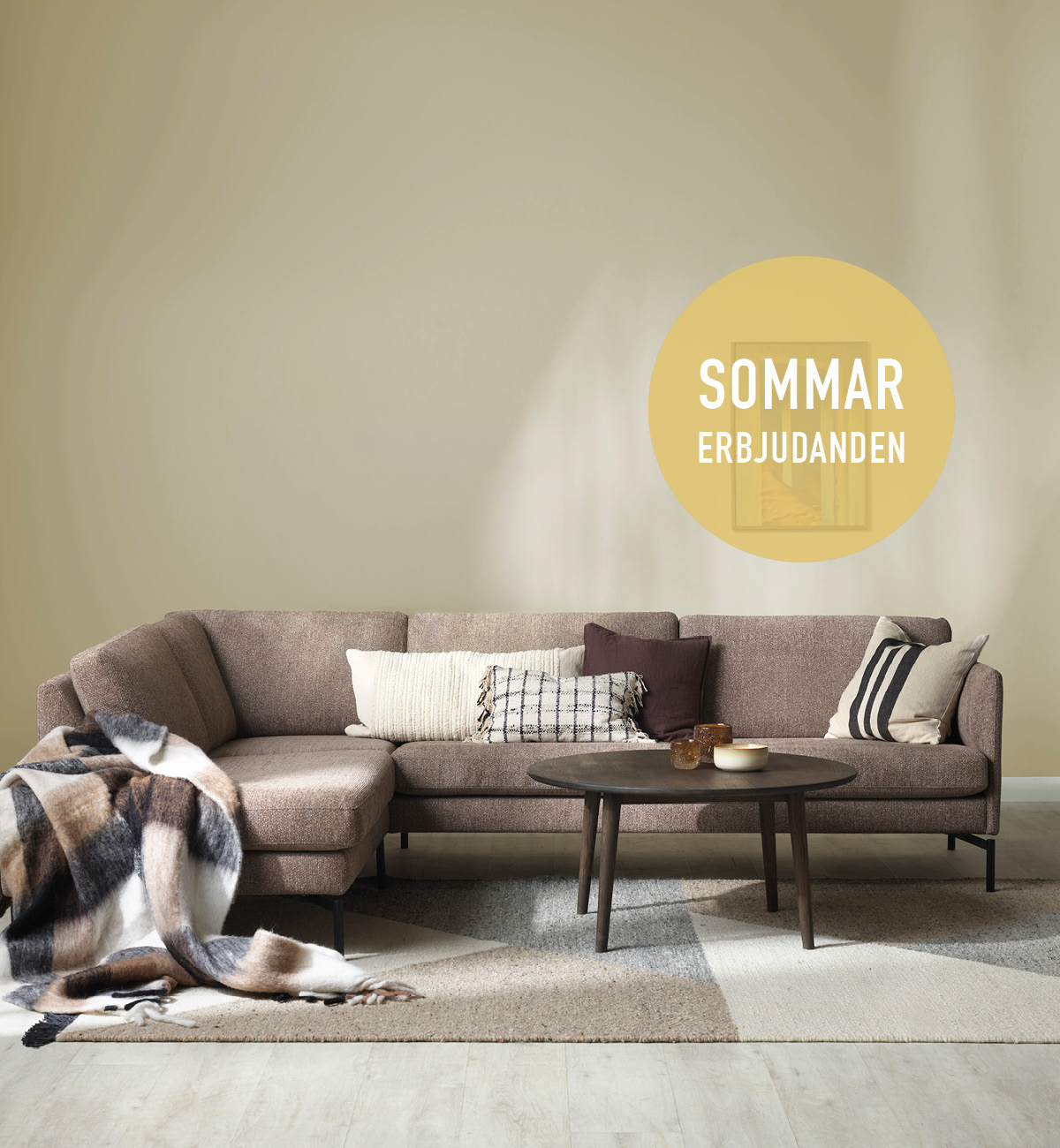 Brun soffa med öppet avslut