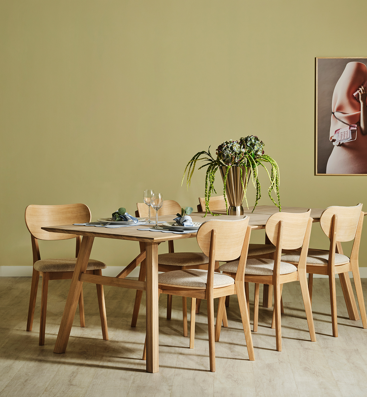 Ljust matbord i ek med ekstolar med beige tygsits