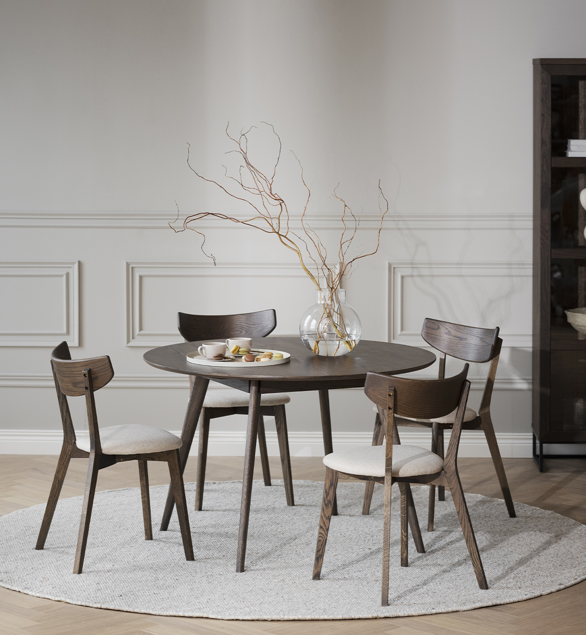 Brunt matbord med bruna stolar Rowico Home