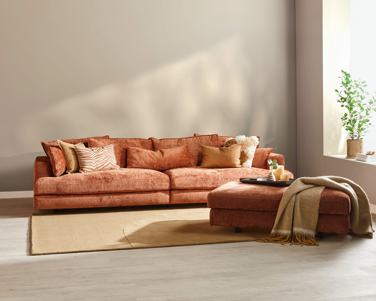 Orange soffa med fotpall