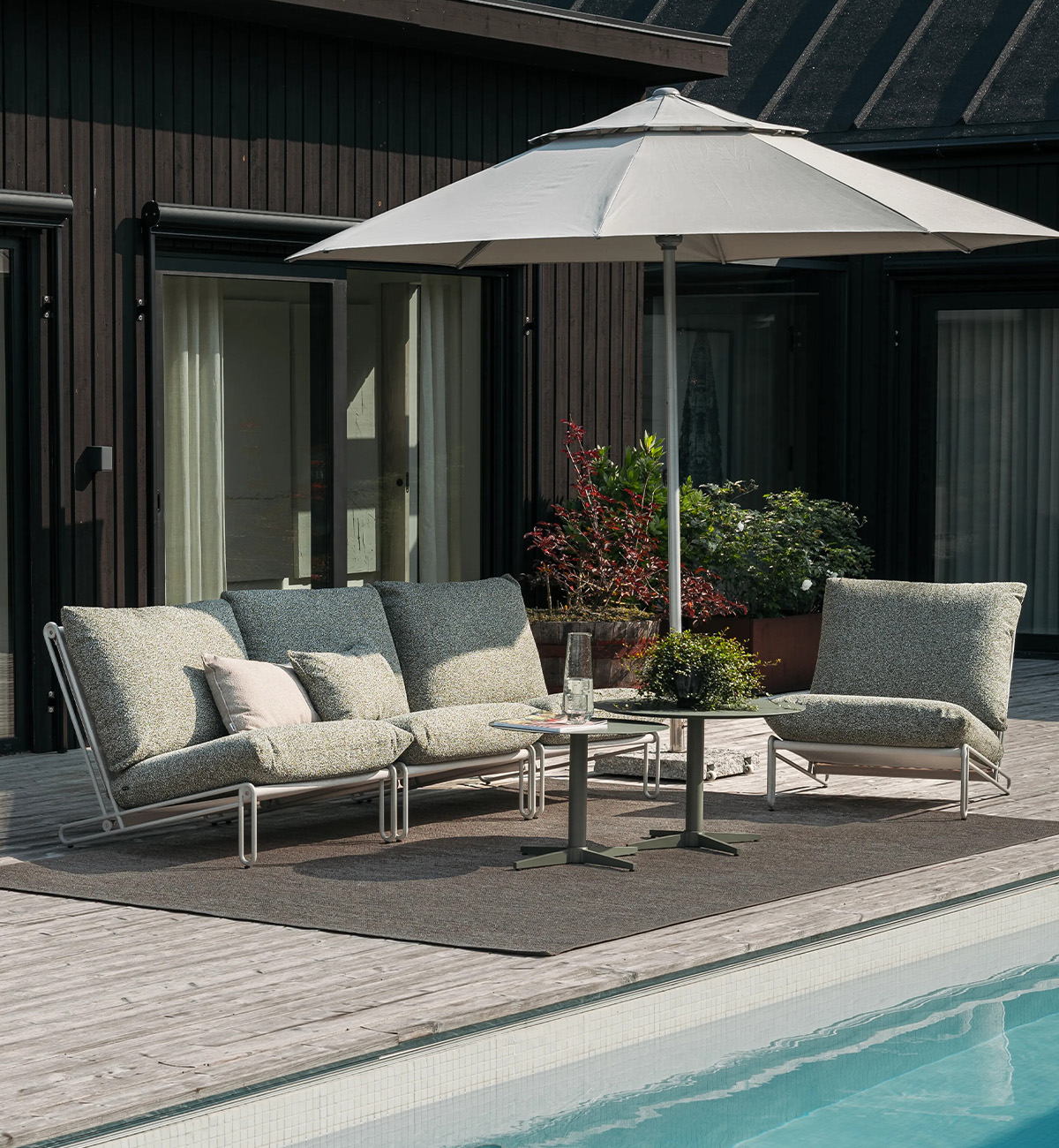 Utemöbler soffa och fåtölj vid en pool