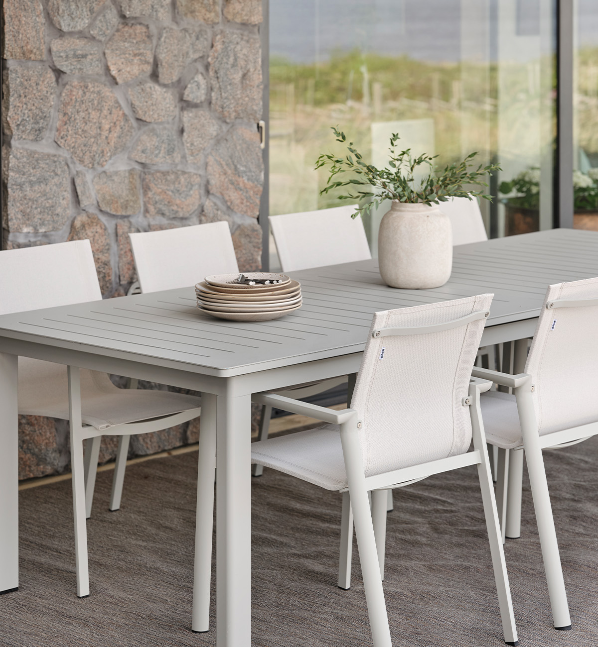 Svarta utemöbler bord och stolar