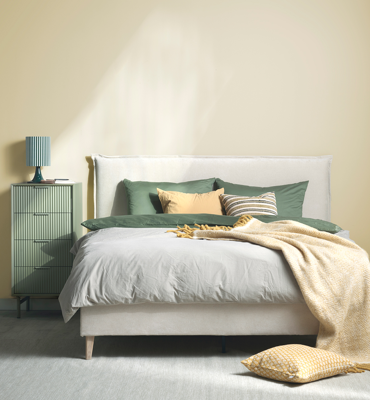 Beige kontinentalsäng med gavel i gult rum