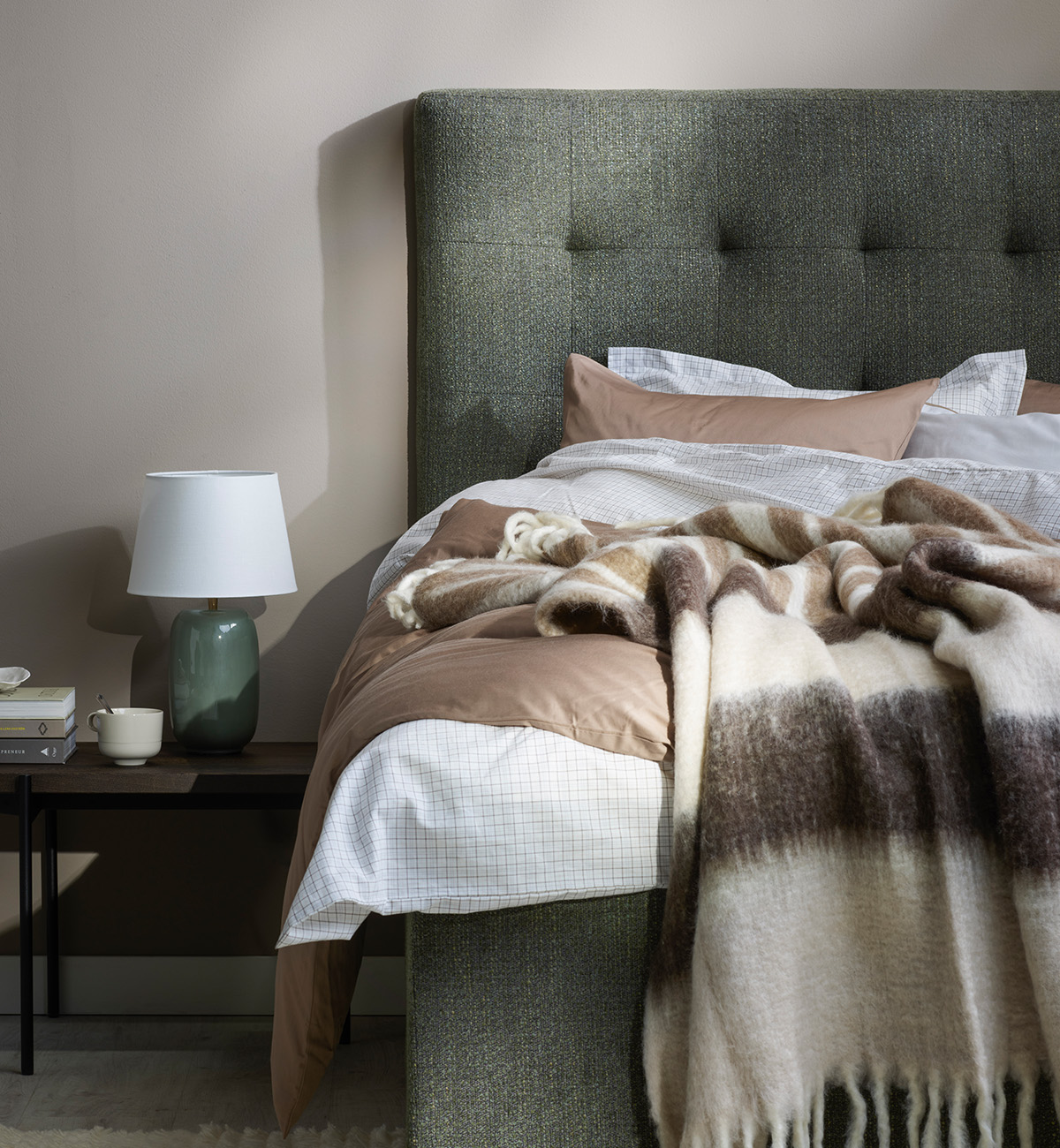 Grön säng med gavel