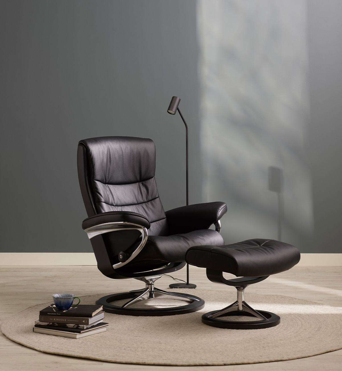 Svart fåtölj med fotpalll från Stressless