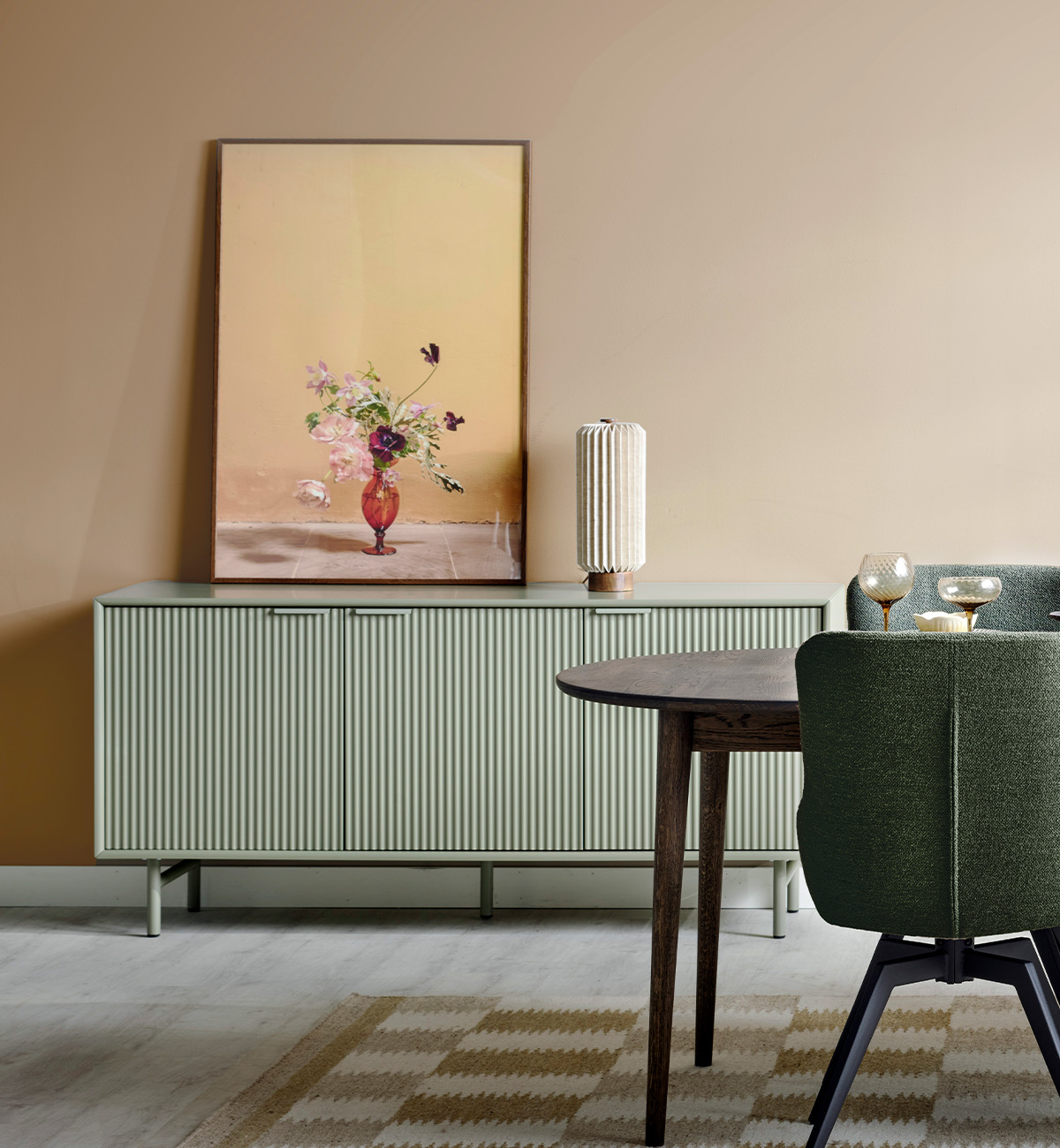 Grönt sideboard bredvid matplatsen