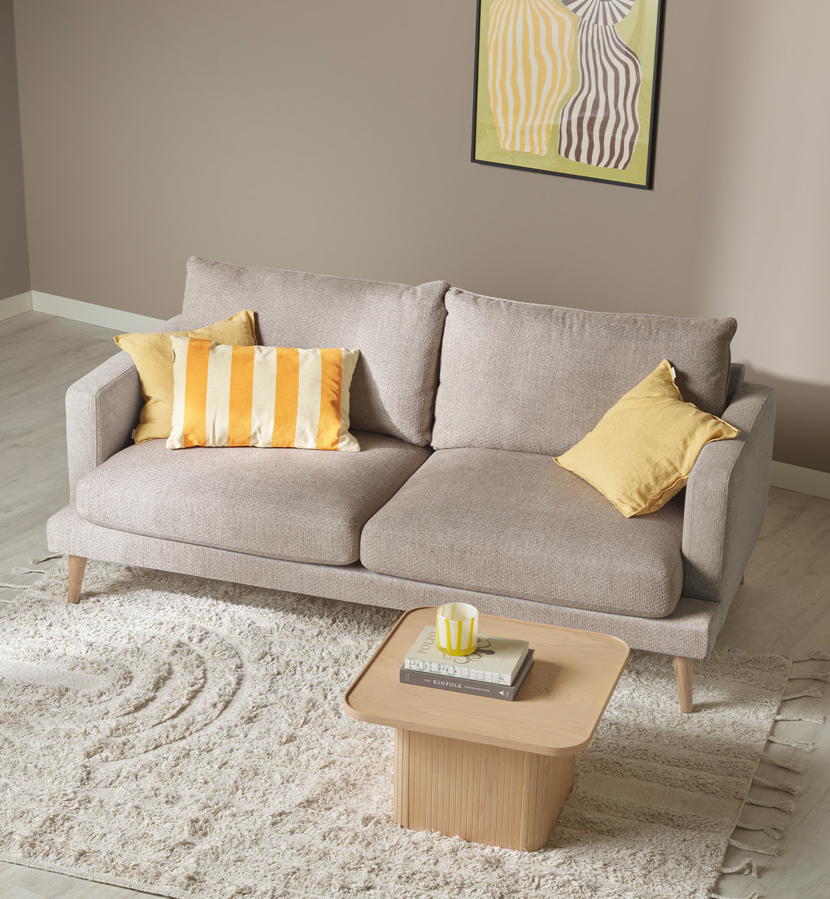 Beige soffa med gula kuddar