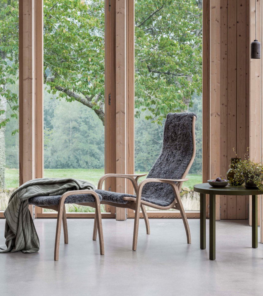LAMINO Fåtölj inklusive pall Fårskinn Scandinavian Grey, Lackad bok