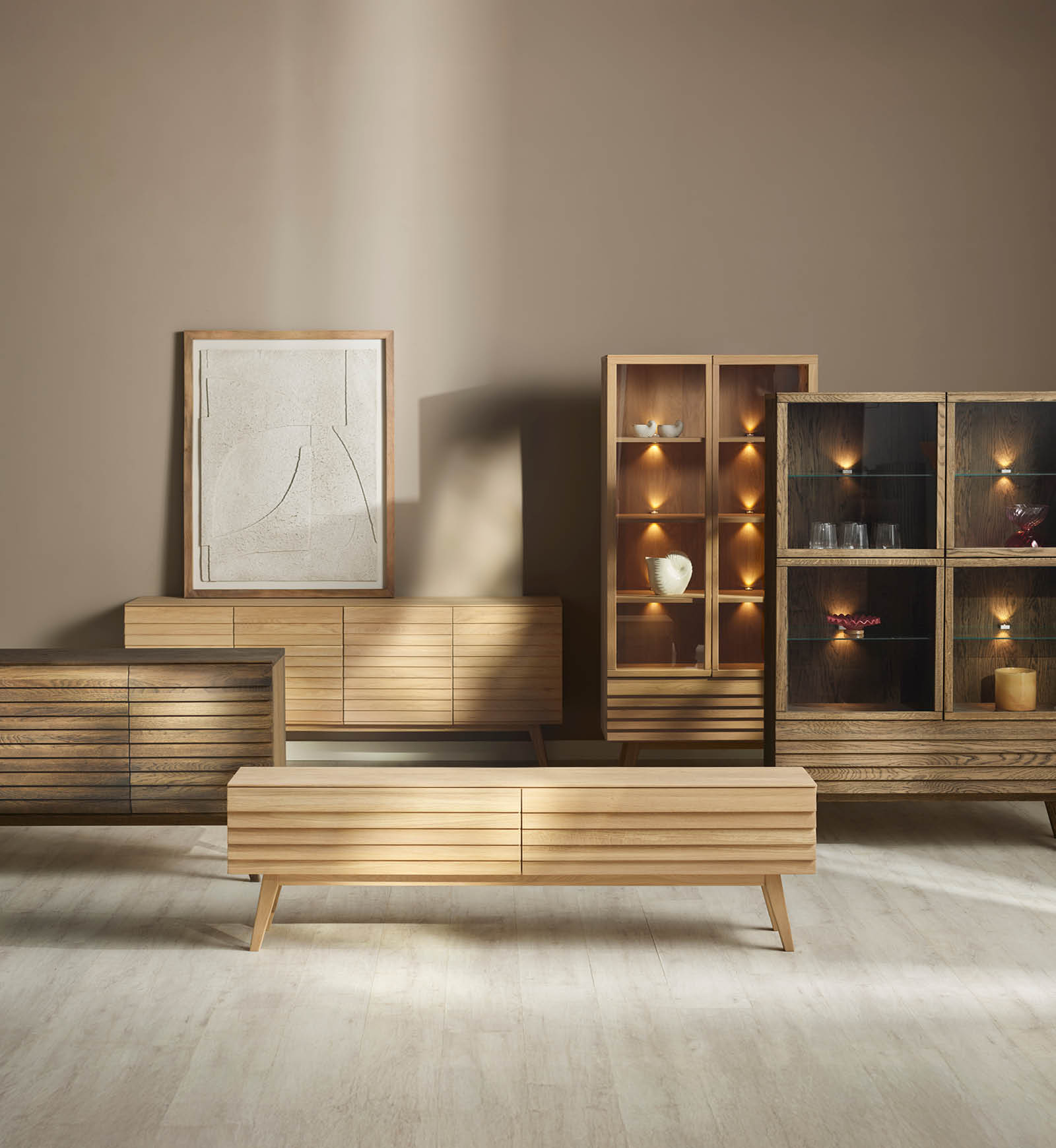 Sideboard, mediabänk och vitrinskåp