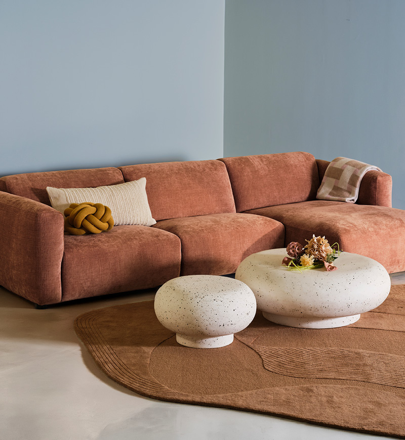 Rosa soffa med bord i puts