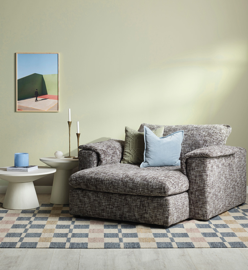 Rostfärgad soffa med gula kuddar