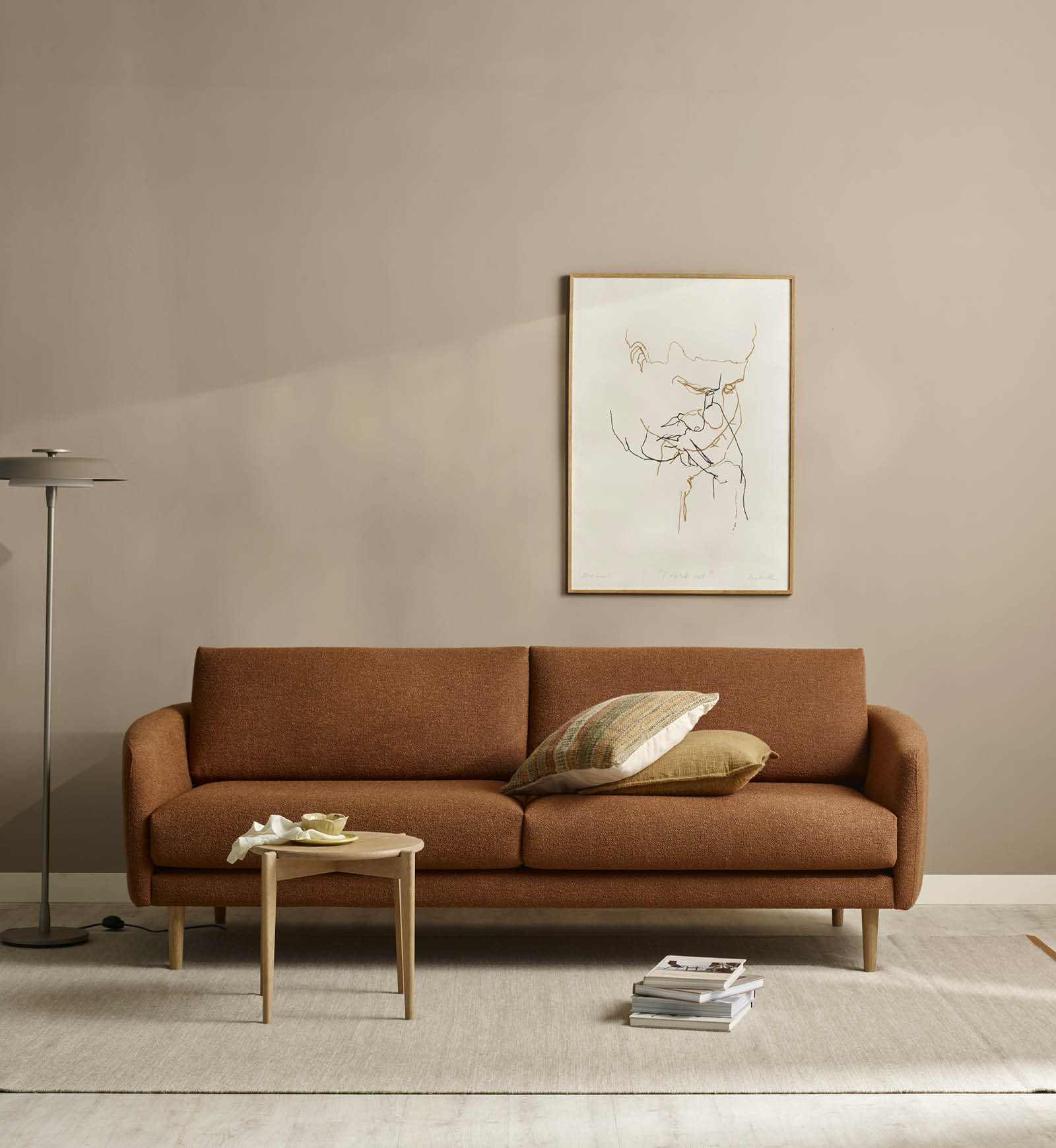 orange soffa i ett vardagsrum