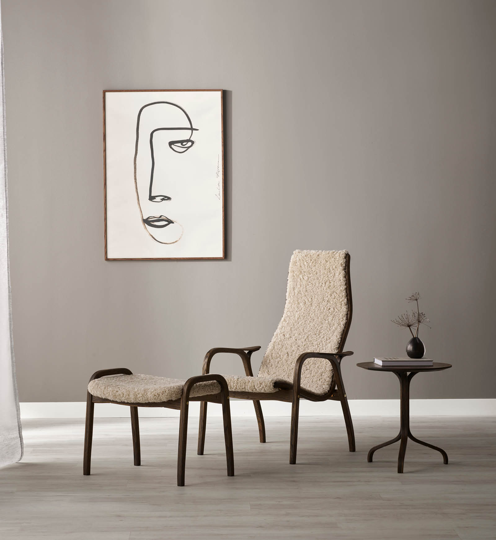  brun lamino fåtölj med beige fårskinn