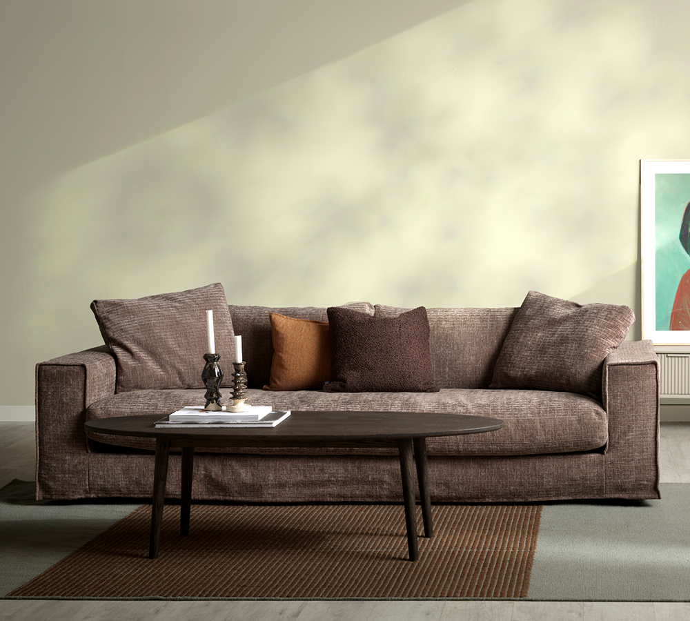 Brun/lila soffa i gult rum