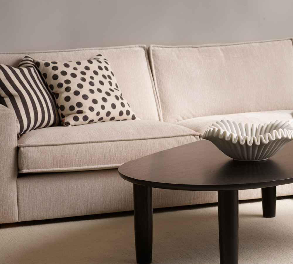 Beige soffa med svart soffbord