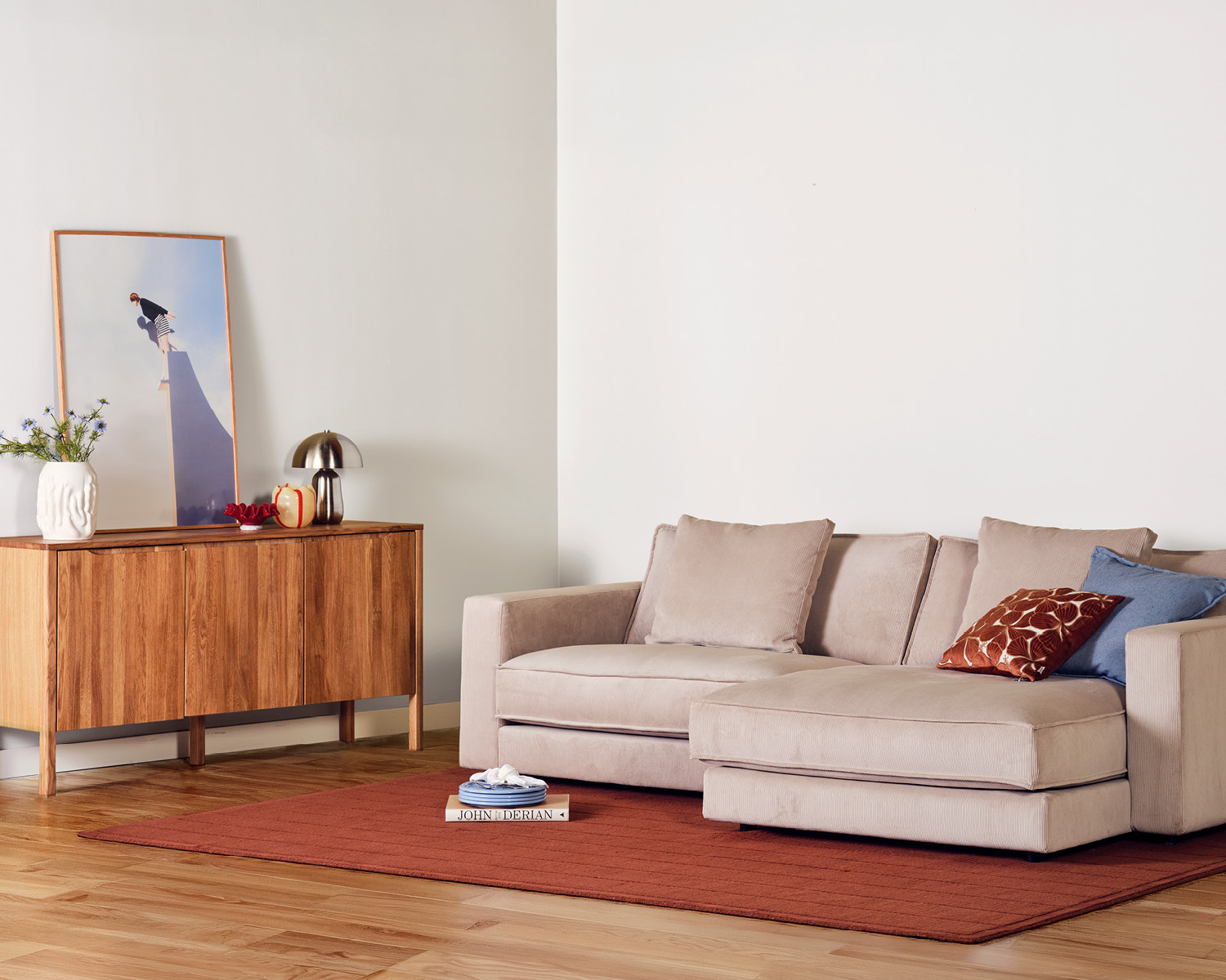 Beige soffa med sideboard i ek