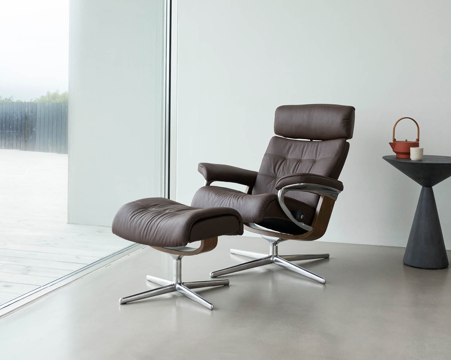 Fåtölj med pall i läder Stressless