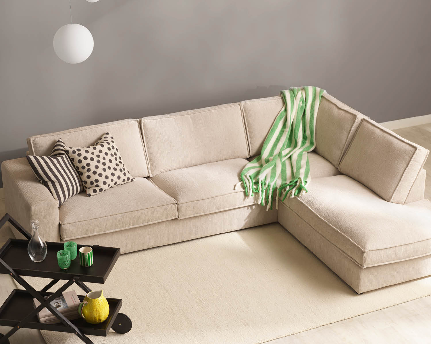 Beige soffa med öppet avslut