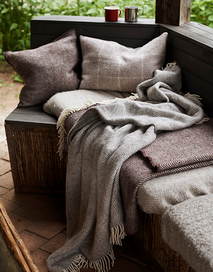 Ljust rum med en grå pläd