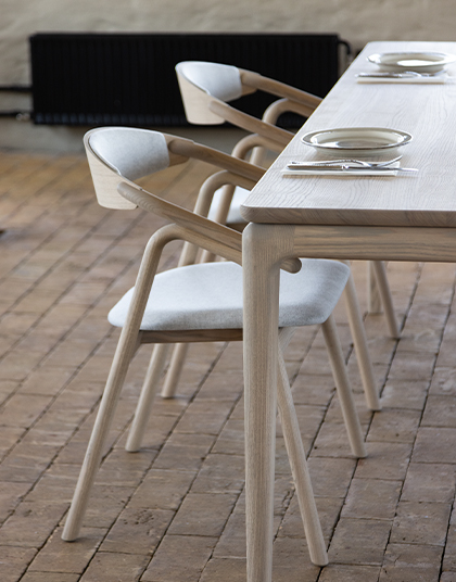 Vitoljad matbord med stolar