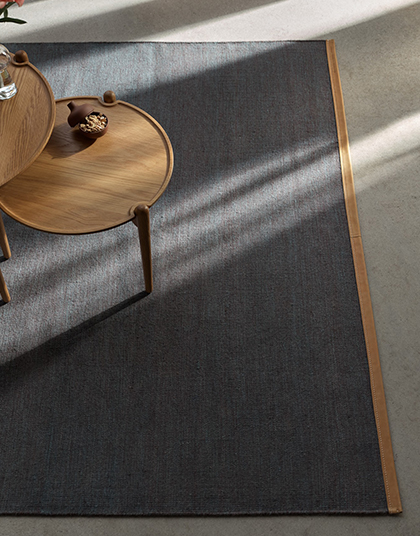 Grå matta med brun kant