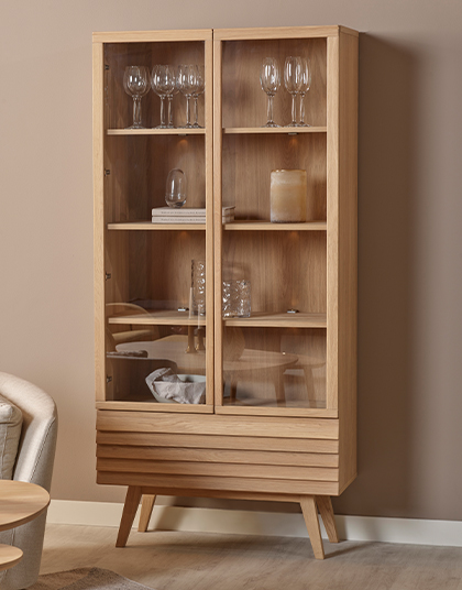 Vitrinskåp i vitoljad ek