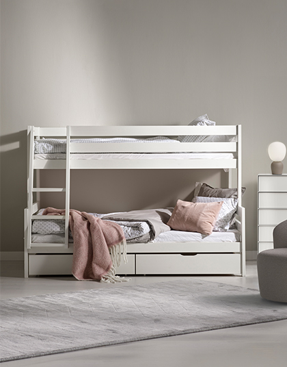 Vit våningssäng i grått rum